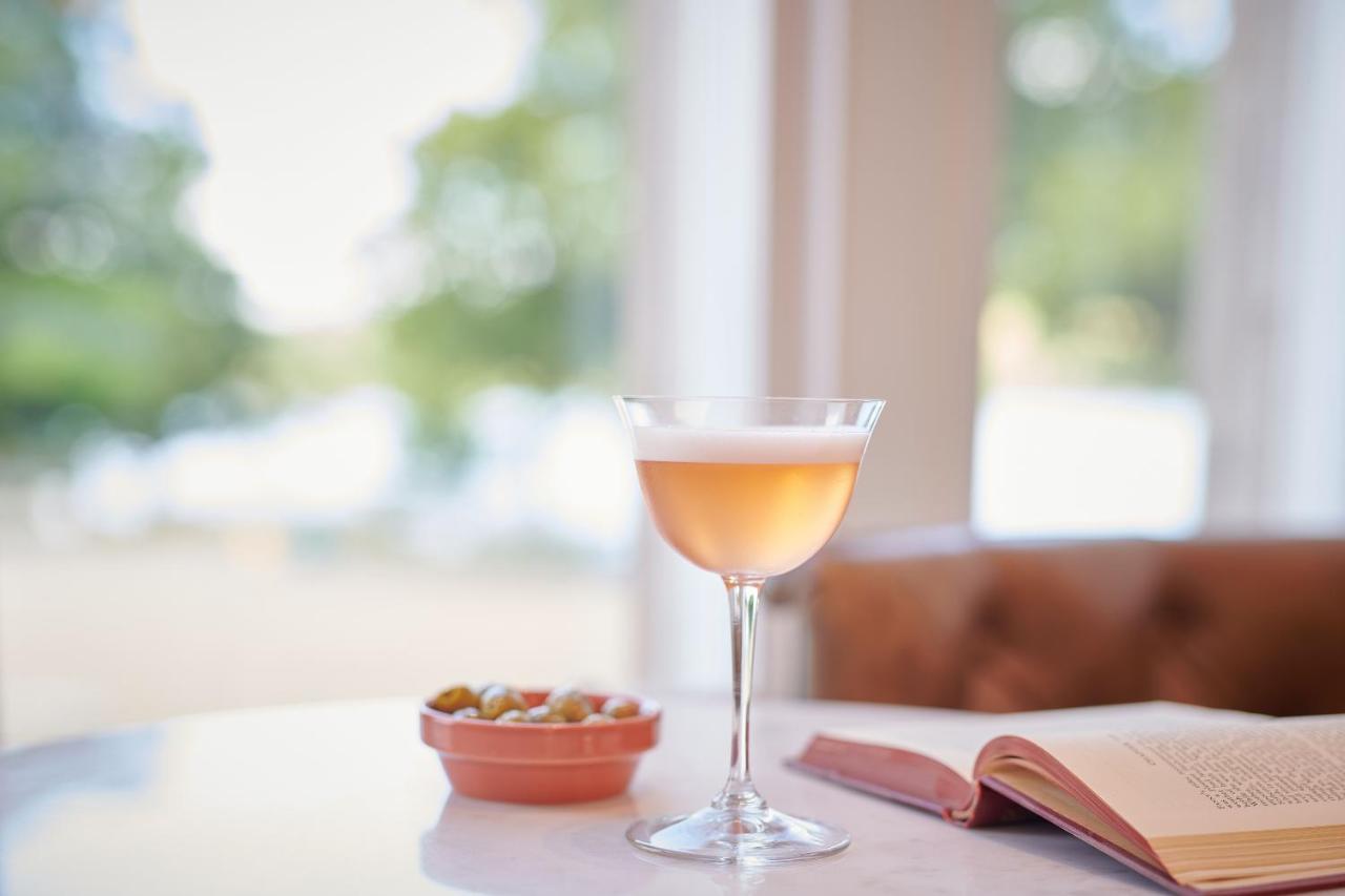 Cameron House On Loch Lomond Alexandria Exteriér fotografie A glass of champagne