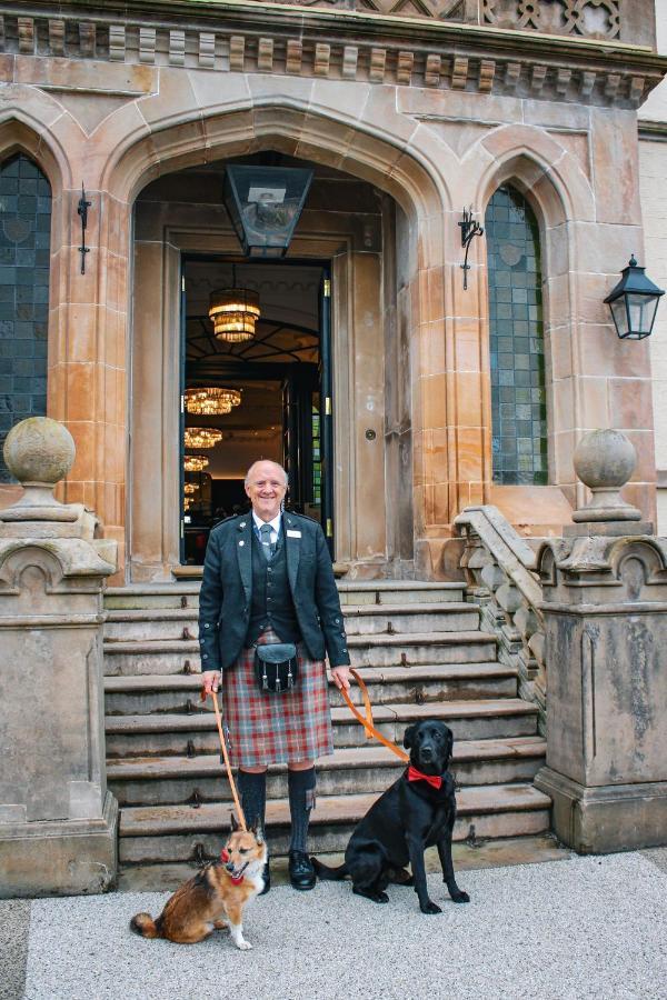 Cameron House On Loch Lomond Alexandria Exteriér fotografie A Scottish doorman in traditional kilt