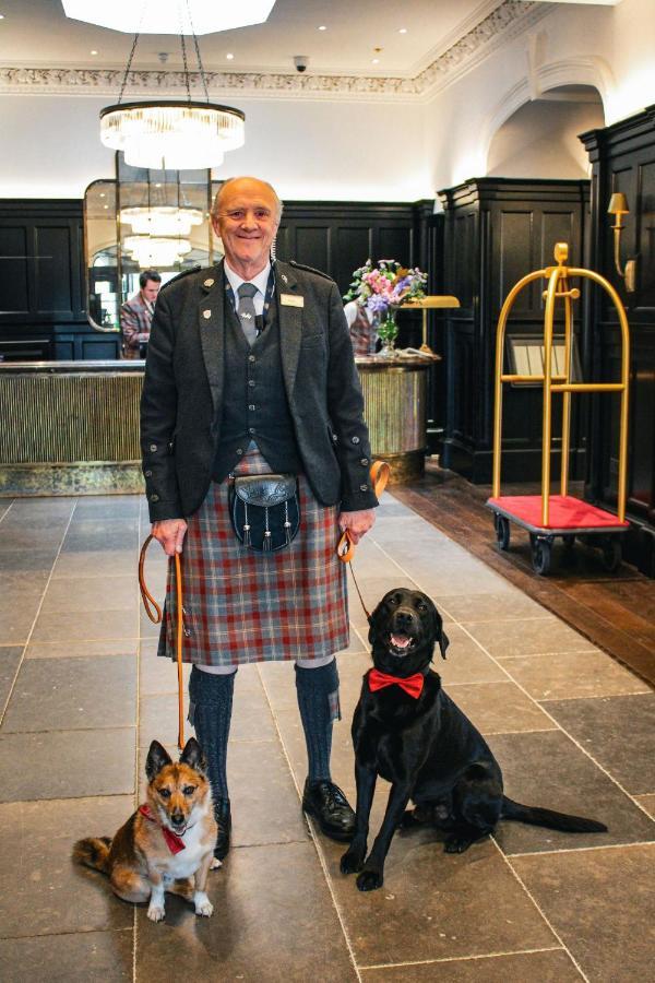 Cameron House On Loch Lomond Alexandria Exteriér fotografie A Scottish hotel porter in traditional uniform
