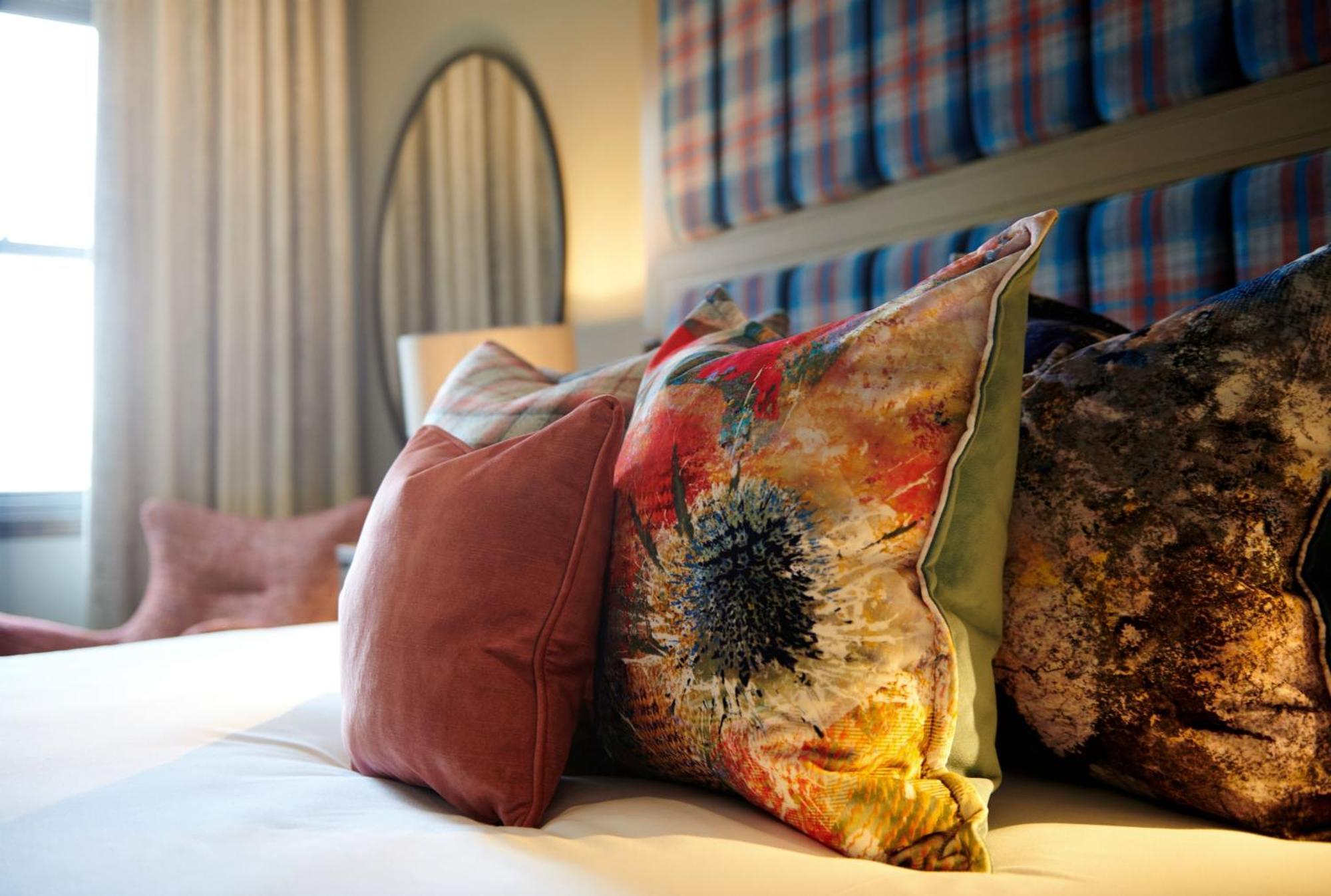 Cameron House On Loch Lomond Alexandria Exteriér fotografie Decorative cushions
