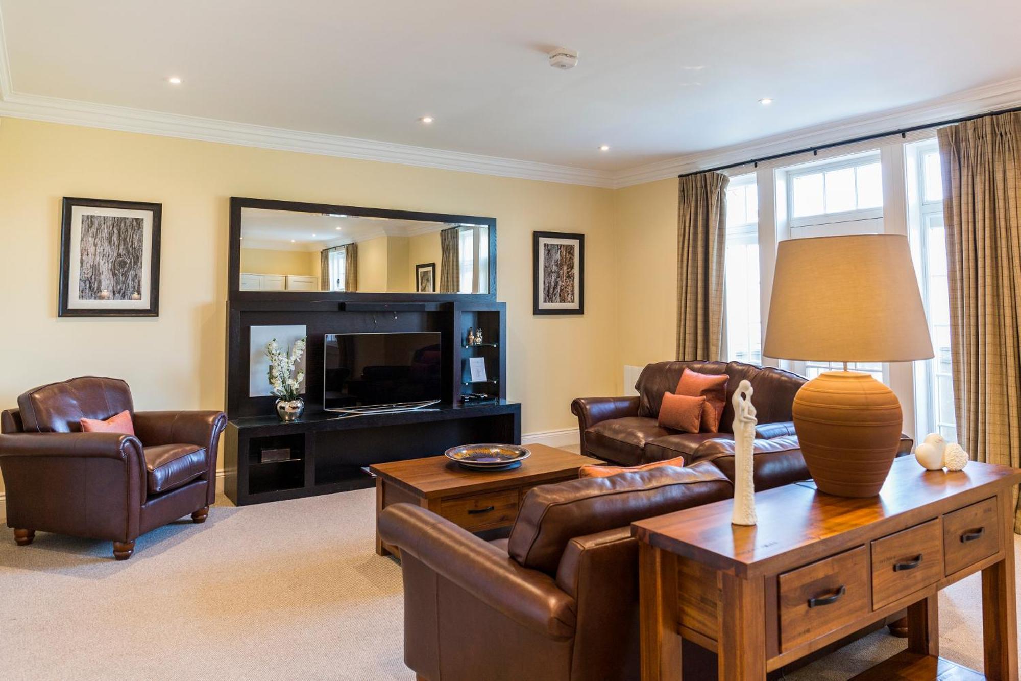 Cameron House On Loch Lomond Alexandria Exteriér fotografie A living room in a typical apartment at the hotel